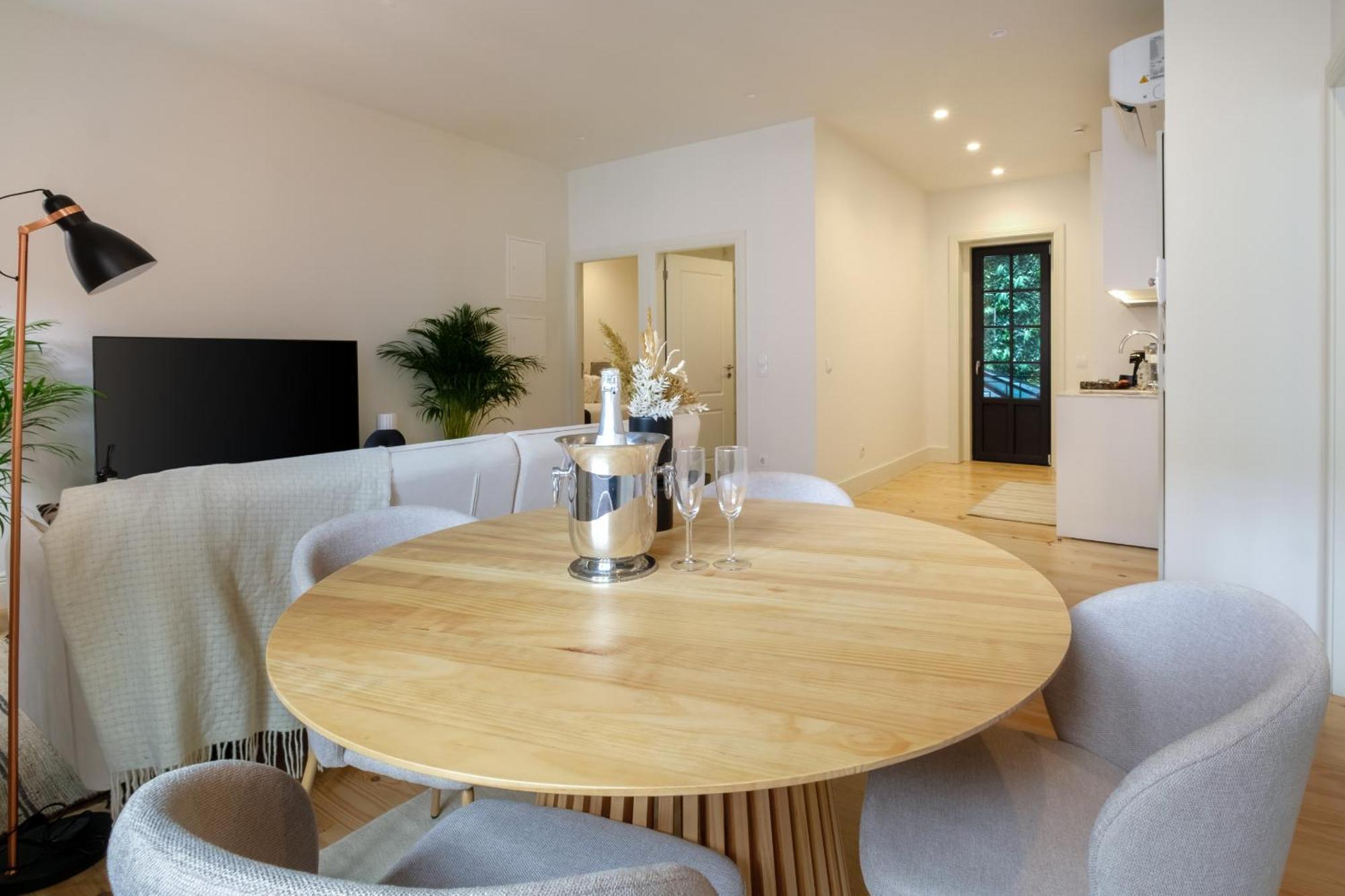 Art Deco 13 Luxury 2br Downtown Metro Ac Apartment